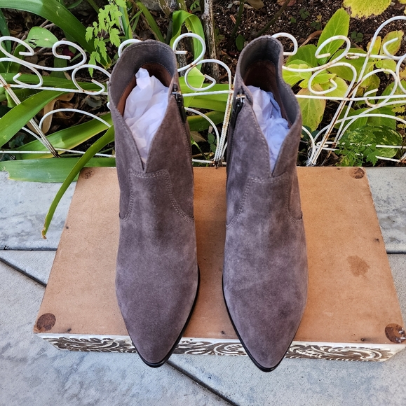 Chic Frye Soft Grey Suede Ankle Booties - Picture 6 of 11